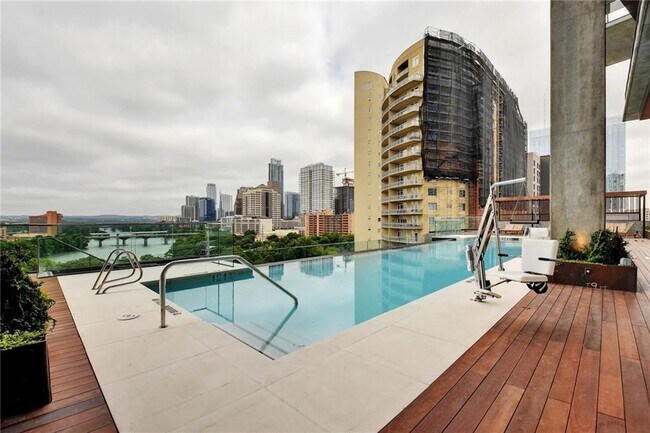Building Photo - 70 Rainey St