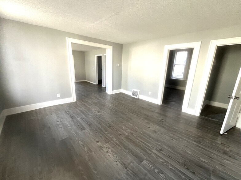 Building Photo - 417 W 17th St