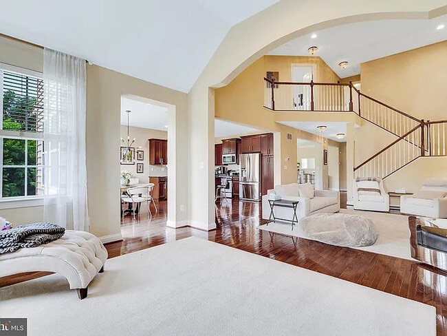 Building Photo - A stunning end-unit carriage home with an ...