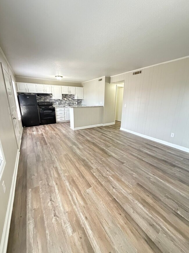 Building Photo - Oxford-2 Bedrooms