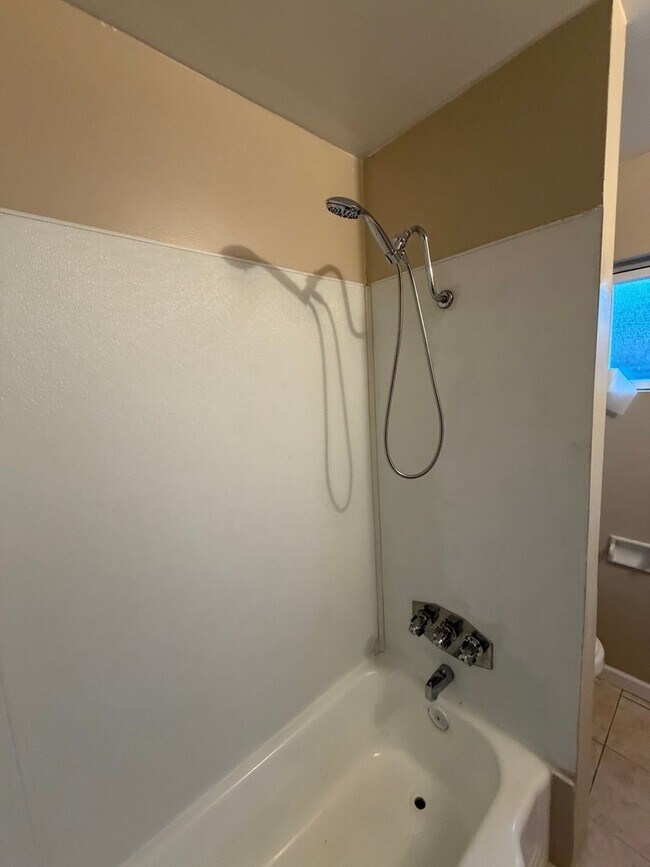 Building Photo - Affordable 3 BD 2 BA house in SW Bakersfield on a corner lot