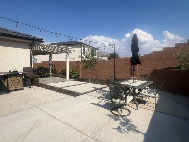 Building Photo - Stunning 4 Bedroom Home!