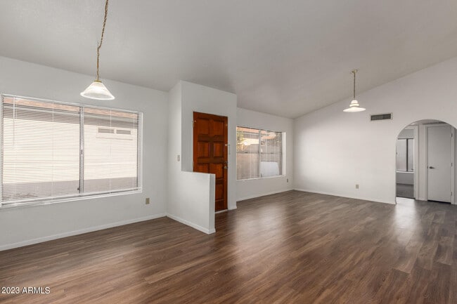 Building Photo - 7331 W Paradise Dr