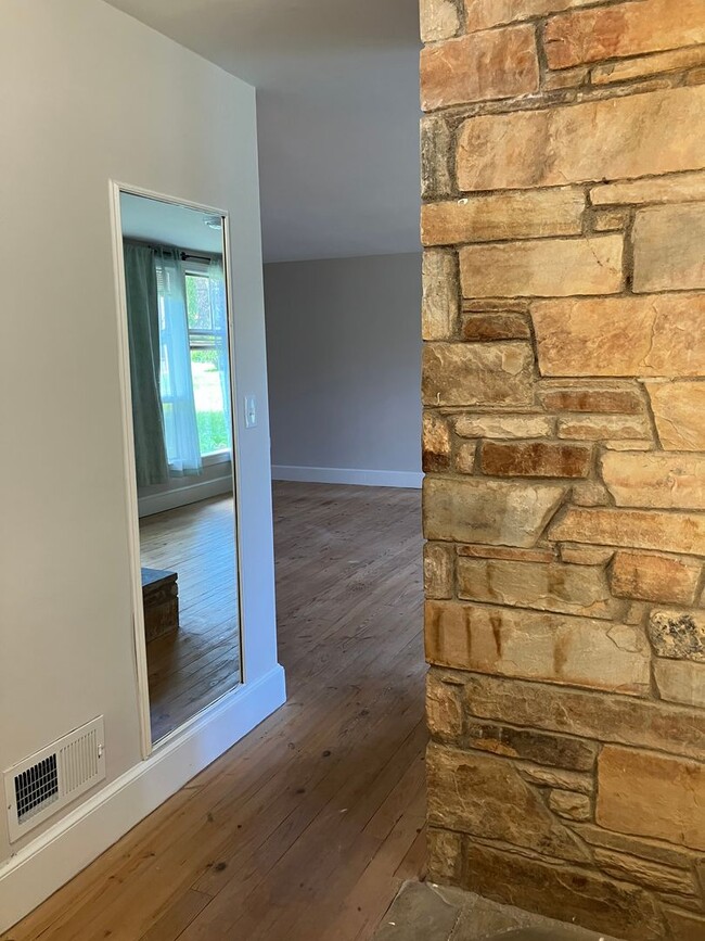 Building Photo - 3 BR/3 BA Home with Large Yard