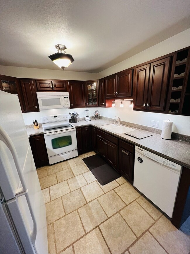 Building Photo - 2 Bed, 1 Bath Newly Renovated Rental