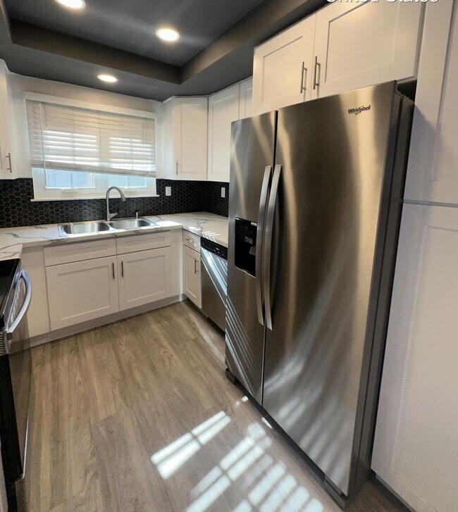 Building Photo - Townhouse - 2 Story, 3 Bedroom in the Beau...