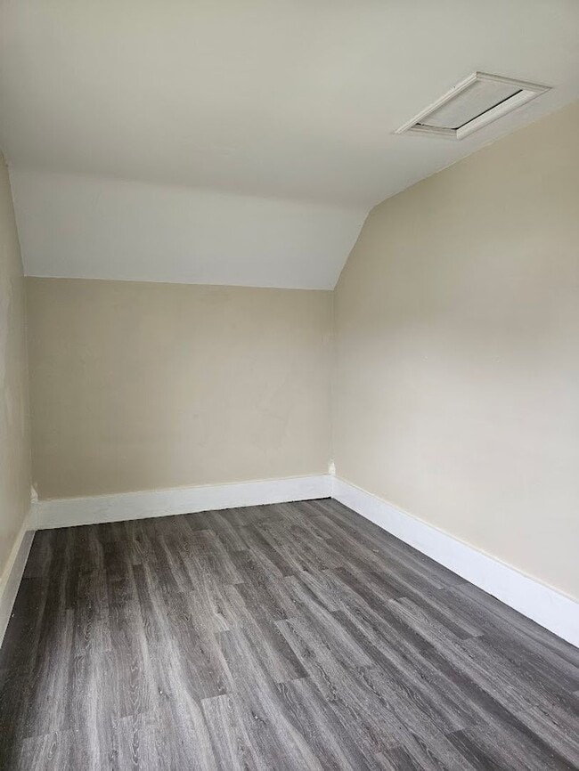 Building Photo - Three Bedroom One Bath House in the Country