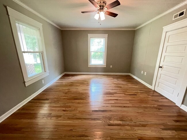 Building Photo - Stunning, renovated 7br home in the heart ...