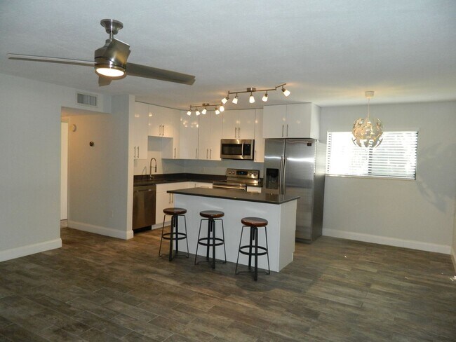 Building Photo - Beautifully Upgraded 2BR/2BA Condo – Lake ...