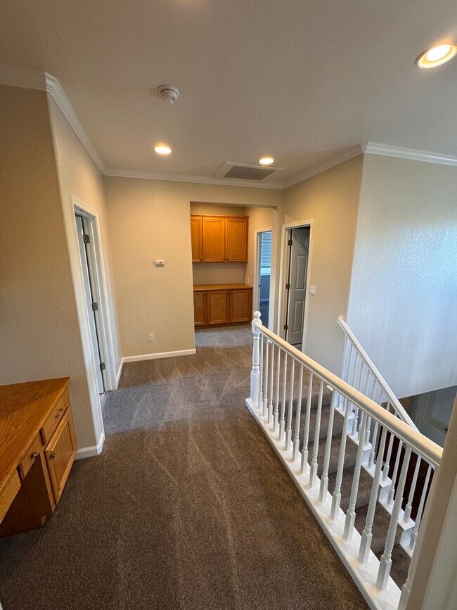 Building Photo - Freshly Painted 4-Bedroom Home