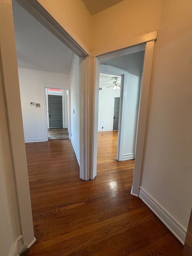 Building Photo - 3722 N Sheffield Ave