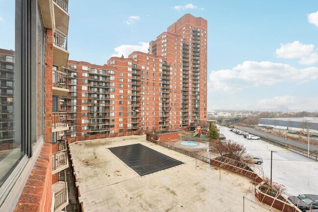 Building Photo - 530 Harmon Cove Tower