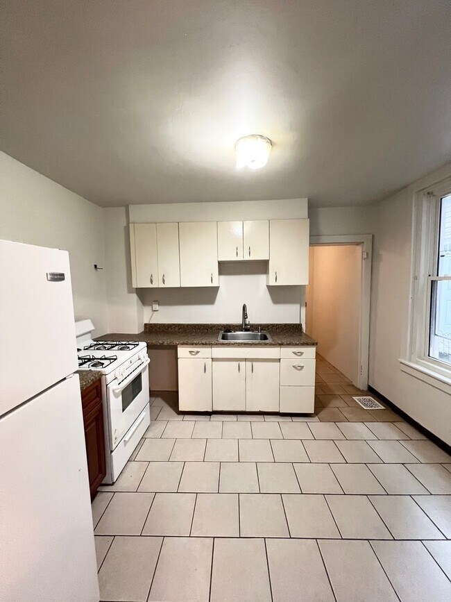 Building Photo - Spacious 3 or 4 Bedroom 2 Bathroom Available in Oakland, Modern Updates and Great Front Porch and...