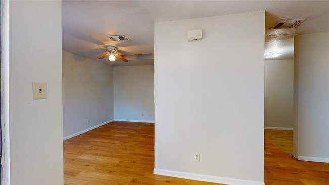 Building Photo - 725 Peppertree Dr