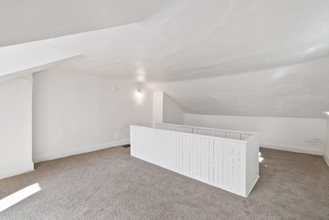 Building Photo - 2 bed 1 bath - great location, spacious, l...