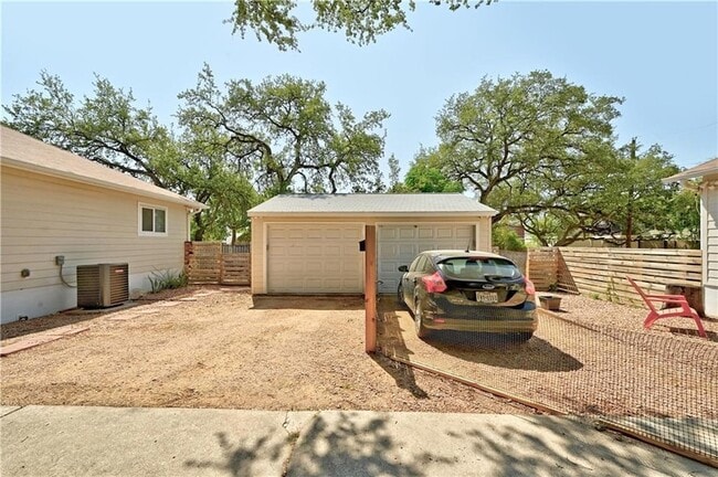 Building Photo - 209 E Live Oak St