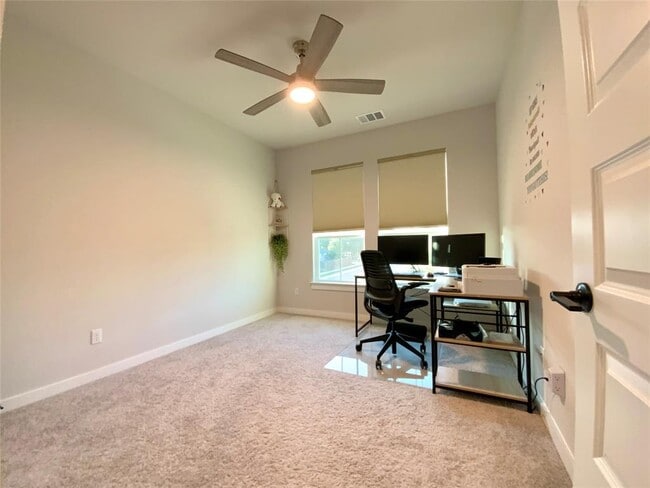 Building Photo - 243 Kings Pne Dr