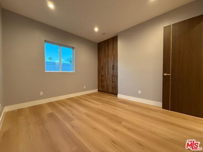Building Photo - 6530 Varna Ave