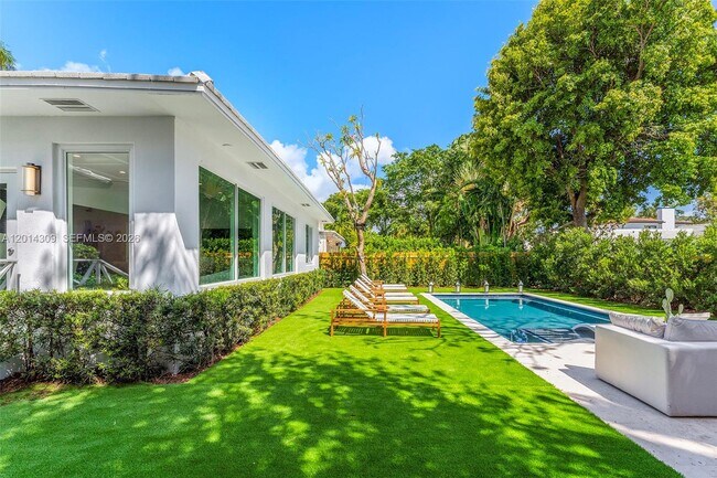 Building Photo - 6145 La Gorce Dr