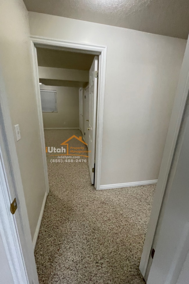 Building Photo - East Layton 6 Bdrm 3 Bth 2 car garage home.