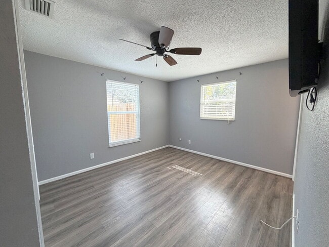 Building Photo - "Spacious 4-Bedroom Retreat with 2 Full Baths in Beautiful Seminole!"