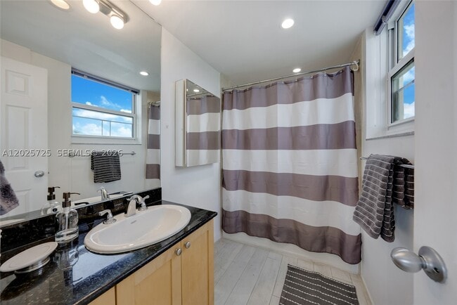 Building Photo - 10350 W Bay Harbor Dr