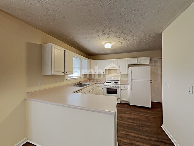 Building Photo - 300 Carriage Lake Ln