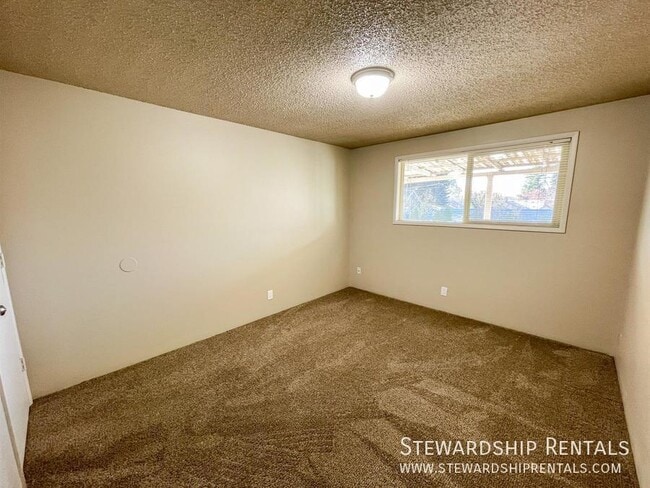 Building Photo - 1429 W Broadway