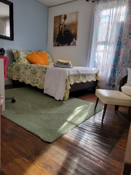 Building Photo - 58 W 6th St