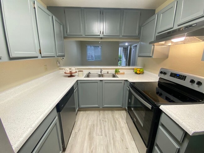 Building Photo - Amazing Condo Nestled in the Oakland Hills W/ Parking, Laundry & Patio!