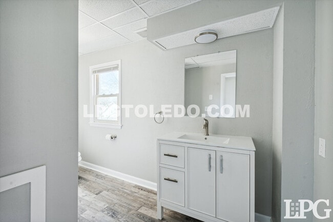 Building Photo - 4117 Thornton Ave