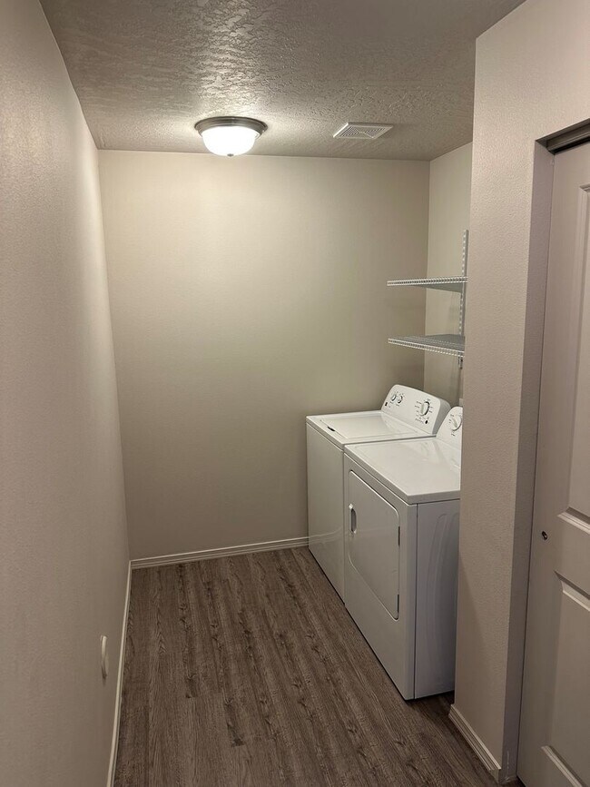 Building Photo - Stunning 4 Bedroom 2.5 Bath Duplex town ho...