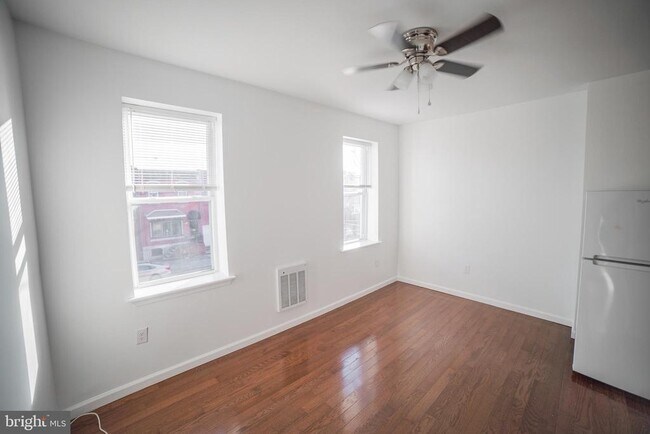 Building Photo - 525 E Snyder Ave