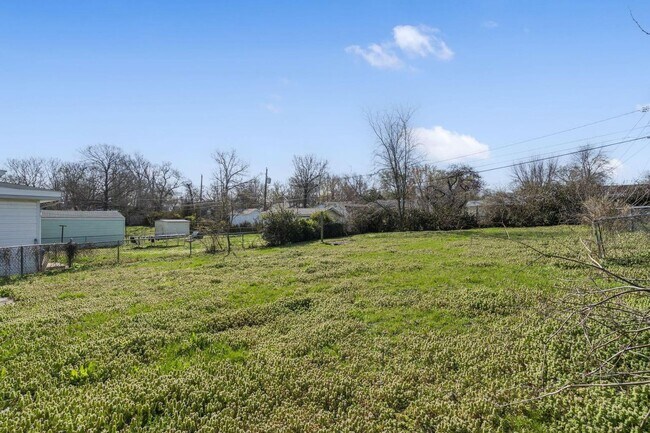 Building Photo - 3 Bedroom | 1 Bathroom Home | PET FRIENDLY!