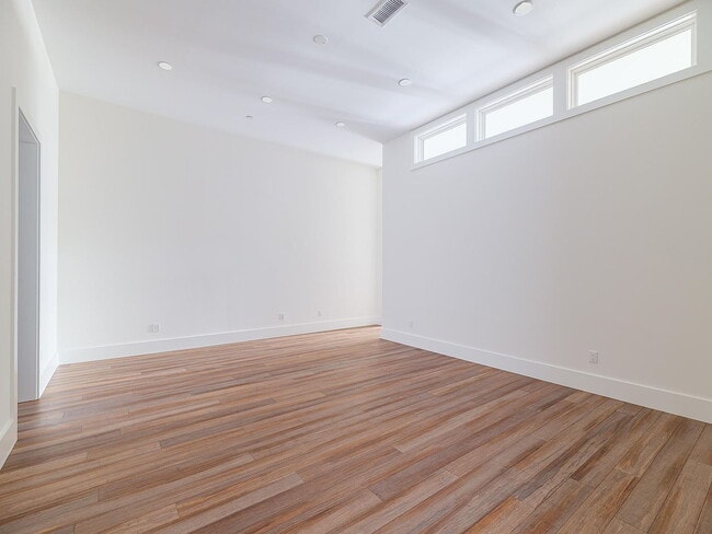 Building Photo - "Charming 2-Bed, 2-Bath Retreat in Prime Downtown Greenwich Location!"