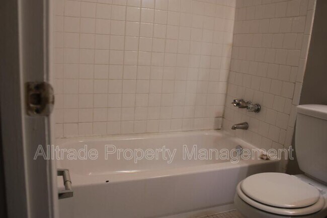 Building Photo - 2358 Grinstead Dr