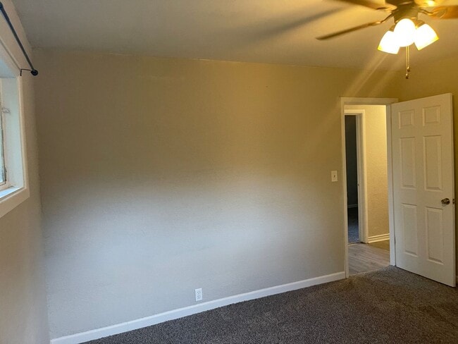 Building Photo - South KC 4Bed/1 Home Available Now!