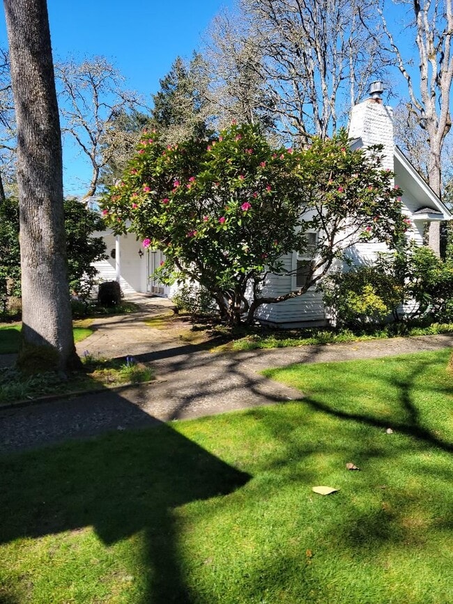 Building Photo - Beautiful Craftsman-style 3 bedroom, 2 bath home (1632 sq ft)  near Lake Steilacoom PLUS studio c...