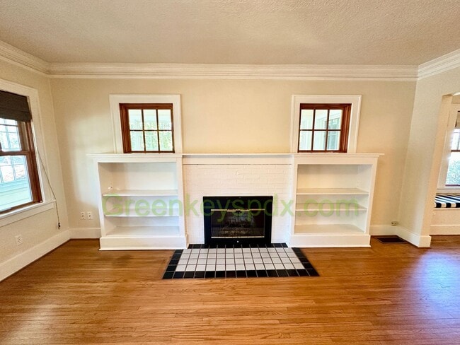 Building Photo - Huge 3 Bedroom 2 Bathroom House in Heart o...