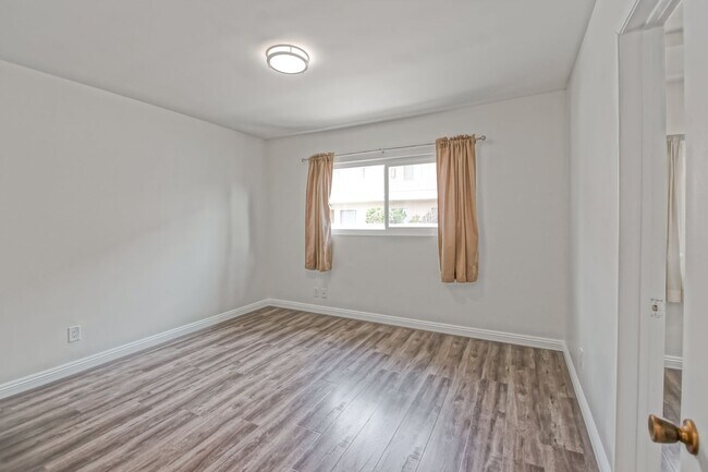 Building Photo - 11864 Manor Dr