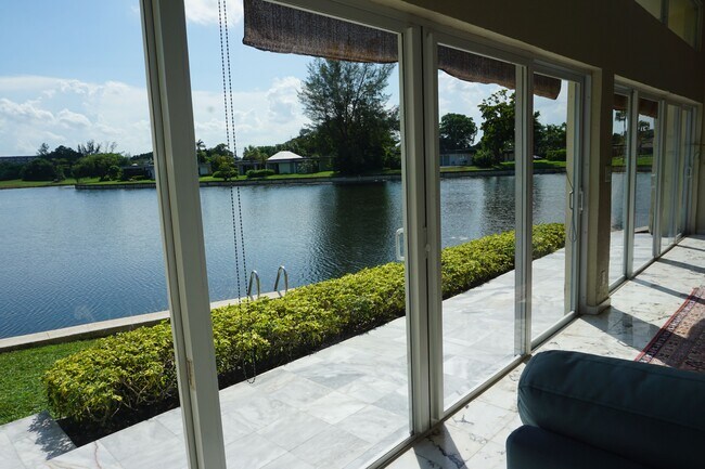 Building Photo - 4511 King Palm Dr