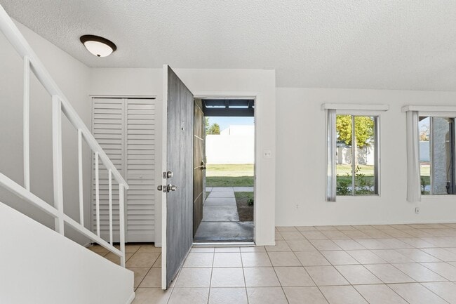 Building Photo - Beautiful 3-Bedroom Townhome in Northern Manor West