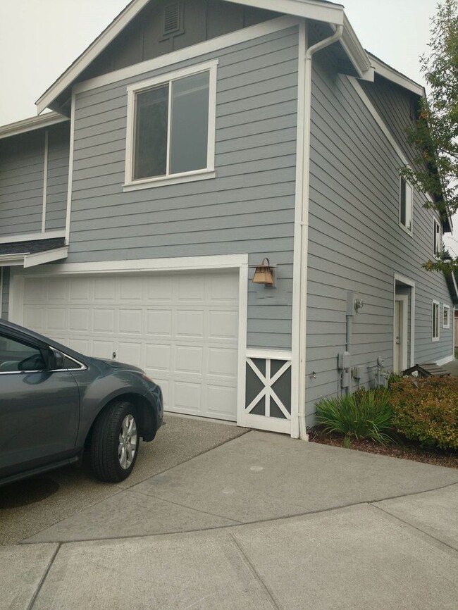 Primary Photo - South Hill Duplex- Two Bedrooms Plus Bonus...