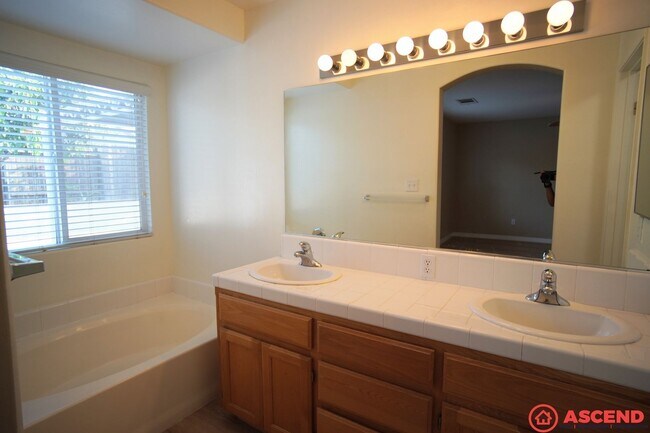 Building Photo - MOVE IN SPECIAL!!! $750 OFF FIRST MONTHS R...