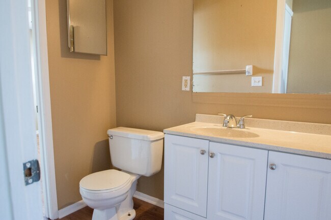 Building Photo - Just Listed 2/1 half duplex home!