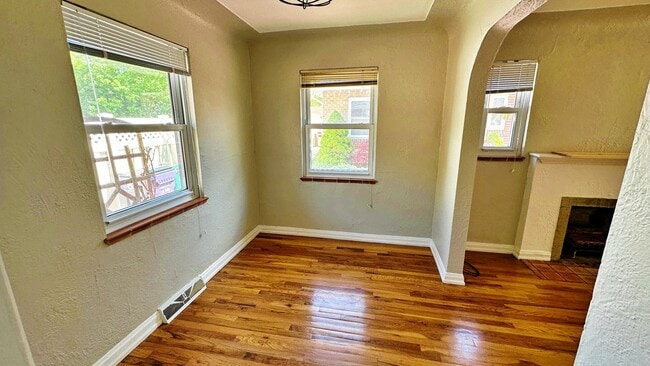 Building Photo - Lovely Mid Century 2 Bed 1 Bath Courtyard ...