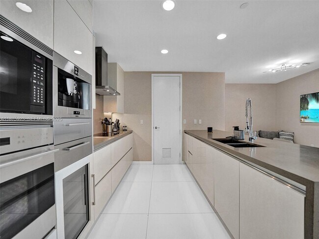 Building Photo - 17475 Collins Ave