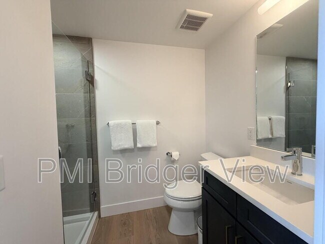 Building Photo - 315 W Peach St