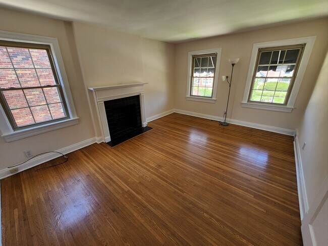 Building Photo - 2124 Village Dr