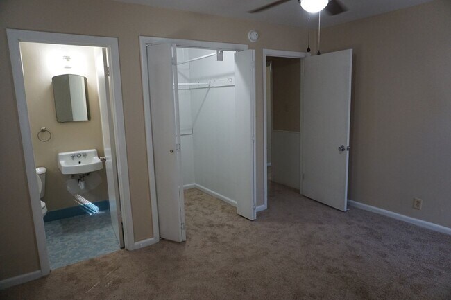 Building Photo - 4007 Glenmere Rd